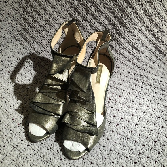 Elegant Louise et Cie Heels - Picture 2 of 5